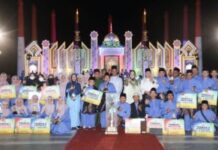 read news – Batam Juara Umum STQH X Propinsi Kepri, HM Rudi: Pertahankan Prestasi, Siapkan Generasi Qur’ani Walikota Batam HM Rudi saat bersama sebagian peserta dari Batam yang menjadi juara umum Seleksi Tilawatil Qur’an dan Hadits (STQH) X tingkat Provinsi Kepulauan Riau yang digelar di Kabupaten Karimun . (Foto : abdi perdana - batamtv.com)