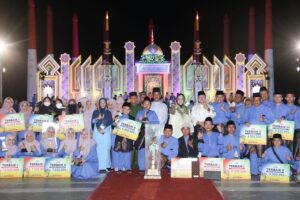 (Foto : abdi perdana - batamtv.com) Walikota Batam HM Rudi saat bersama sebagian peserta dari Batam yang menjadi juara umum Seleksi Tilawatil Qur’an dan Hadits (STQH) X tingkat Provinsi Kepulauan Riau yang digelar di Kabupaten Karimun . (Foto : abdi perdana - batamtv.com)