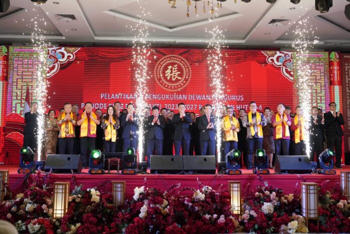 Para pengurus yang dilantik sebagai Dewan Pengurus Yayasan Marga Zhang Batam Periode Ke-2 Masa Bakti 2023-2027. Pelantikan digelar  di Golden Prawn Bengkong Laut, Sabtu (20/5/2023). (Foto : muhammad amin - batamtv.com)