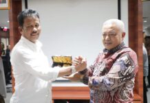 read news – Pemkab Malang Pelajari Pengembangan Kawasan Industri Batam Bupati Malang, Drs. H. M. Sanusi, M.M (kanan) berterima kasihnya kepada Walikota Batam HM Rudi karena telah bersedia menerima rombongan dalam Kunjungan Kerja sekaligus Studi Replikasi rombongan Pemerintah Kabupaten Malang. (Foto : muhammad amin - batamtv.com)