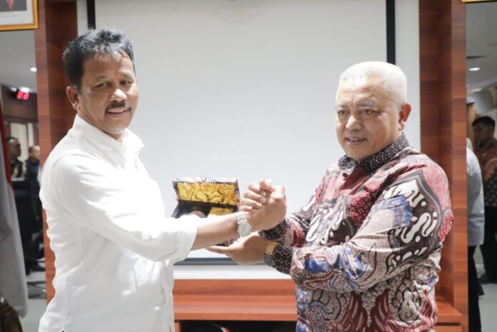 Bupati Malang, Drs. H. M. Sanusi, M.M (kanan) berterima kasihnya kepada Walikota Batam HM Rudi karena telah bersedia menerima rombongan dalam Kunjungan Kerja sekaligus Studi Replikasi rombongan Pemerintah Kabupaten Malang. (Foto : muhammad amin - batamtv.com)