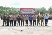 read news – Pembentukan Polisi RW, Rudi: Sangat Membantu Masyarakat Wali Kota Batam Muhammad Rudi (keempat dari kanan) memberikan apresiasi dan mendukung penuh dibentuknya Polisi RW. HM Rudi menyambut baik program Polisi RW, karena akan bertugas membantu RW dalam mencegah gangguan Kamtibmas. (Foto : muhammad amin - batamtv.com)