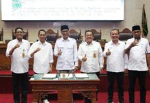 read news – Pengesahan Ranperda Perlindungan dan Pemberdayaan Usaha Mikro jadi Perda Walkil Walikota Batam, Amsakar Achmad (kedua dari kiri) saat menghadiri pengesahan Ranperda Rancangan Peraturan Daerah Tentang Kemudahan Perlindungan Dan Pemberdayaan Usaha Mikro menjadi Peraturan Daerah. (Foto : muhammad amin - batamtv.com)