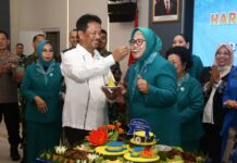 read news – HKG PKK ke -51 Kota Batam Dirayakan di Planet Holiday Dalam Perayaan Hari Kesatuan Gerak (HKG) PKK Ke-51 Kota Batam Tahun 2023 di Planet Holiday Hotel, Senin (22/5/2023) Walikota Batam, HM Rudi menyuapkan Marlin Agustina nasi tumpeng. (Foto : muhammad amin - batamtv.com)