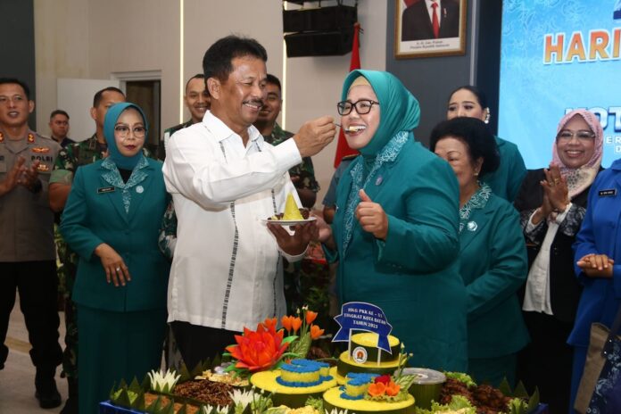 Dalam Perayaan Hari Kesatuan Gerak (HKG) PKK Ke-51 Kota Batam Tahun 2023  di Planet Holiday Hotel, Senin (22/5/2023) Walikota Batam, HM Rudi menyuapkan  Marlin Agustina nasi tumpeng. (Foto : muhammad amin - batamtv.com)