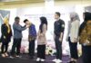 read news – Pelajar SMA di Kota Batam Ikuti Workshop Pembawa Acara untuk Pemula Workshop and Competition MC And Broadcaster For Beginner digelar di kota Batam dibuka oleh Setdako Batam Jefridin (kedua dari kiri). Acara berlangsung dua hari, Sabtu s.d Minggu (20-21/05/2023) di Mall Botania 2. (Foto : abyaqsa ramadan - batamtv.com)