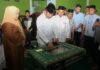 read news – Masjid As Syakur Tanjungriau Diresmikan Walikota Batam Walikota Batam HM Rudi meresmikan Masjid As Syakur di Perumahan Renggali Sakura Tanjung Riau, diresmikan Jumat (19/5/2023) malam. Peresmian juga dihadiri Wakil Gubernur (Wagub) Kepri, Marlin Agustina Rudi.. (Foto : muhammad amin - batamtv.com)