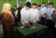read news – Masjid As Syakur Tanjungriau Diresmikan Walikota Batam Walikota Batam HM Rudi meresmikan Masjid As Syakur di Perumahan Renggali Sakura Tanjung Riau, diresmikan Jumat (19/5/2023) malam. Peresmian juga dihadiri Wakil Gubernur (Wagub) Kepri, Marlin Agustina Rudi.. (Foto : muhammad amin - batamtv.com)