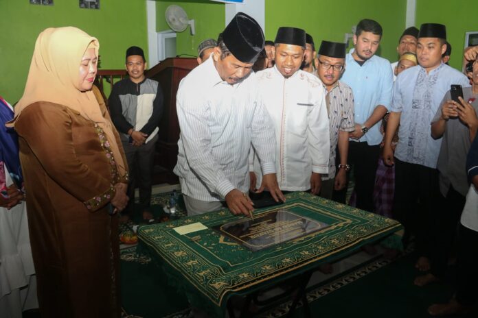 Walikota Batam HM Rudi meresmikan Masjid As Syakur di Perumahan Renggali Sakura Tanjung Riau, diresmikan Jumat (19/5/2023) malam. Peresmian juga dihadiri Wakil Gubernur (Wagub) Kepri, Marlin Agustina Rudi.. (Foto : muhammad amin - batamtv.com)