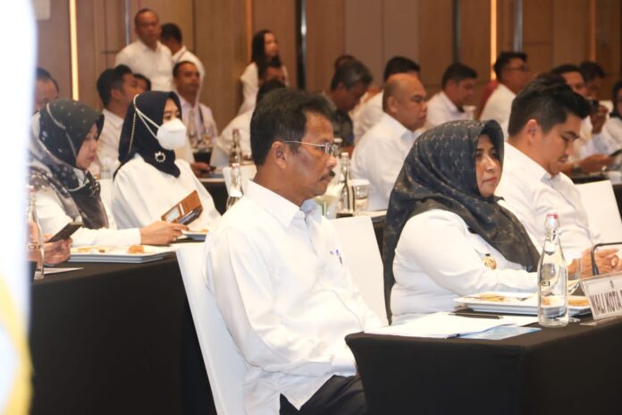 Walikota Batam HM Rudi (Kiri) saat hadir dalam Rapat Koordinasi Evaluasi Triwulan I Pelaksanaan Anggaran Pendapatan dan Belanja Daerah (APBD) Tahun Anggaran 2023 Provinsi Kepri di Grand Ballroom Hotel Marriot Harbour Bay Batam. (Foto : abyaqsa ramadan - batamtv.com)