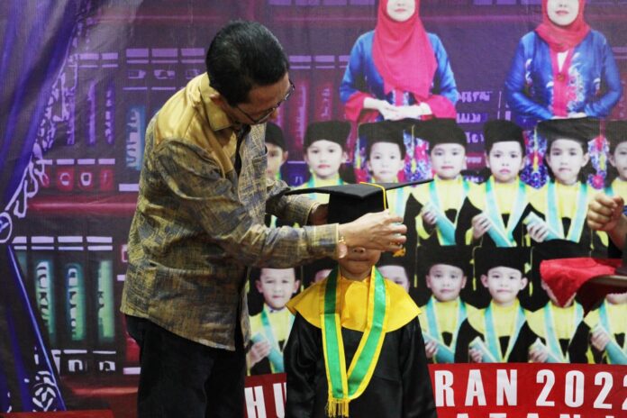 Wakil Walikota Batam Amsakar Achmad dalam acara pelepasan dan perpisahan siswa siswi Pos PAUD Tiban Indah IV Tahun Ajaran 2022-2023 yang berlangsung , Minggu (21/5/2023). (Foto : abyaqsa ramadan - batamtv.com) .