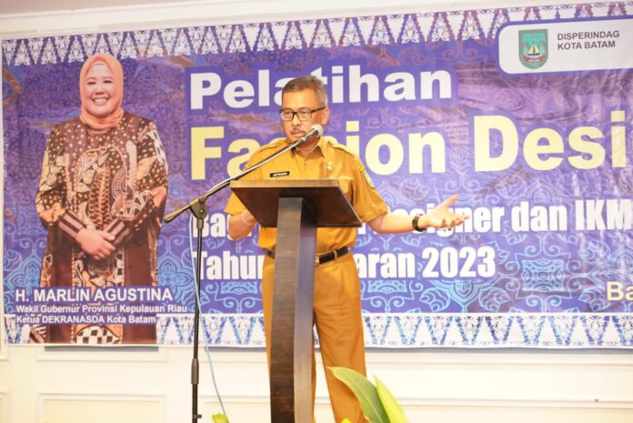 Setdako Batam, Jefridin saat membuka Pelatihan Fashion Design bagi fashion designer dan Industri Kecil Menengah (IKM) Batik  2023,  di Hotel Harmoni One, Senin (29/5/2023). (Foto : abyaqsa ramadan - batamtv.com)