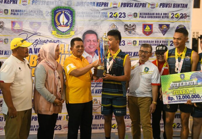 Kejuaraan Bola Voli U23 Gubernur Cup Kepri Zona Kabupaten Bintan Tahun 2023 ditutup secara resmi oleh Ansar Ahmad (Foto : dwi susilo - batamtv.com)