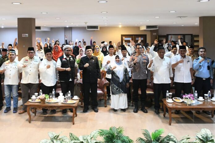 Gubernur Kepri H. Ansar Ahmad (tengah, safari hitam ) secara langsung menghadiri Pelantikan Pengurus  yang disejalankan dengan Pembinaan Mubaligh dan Mubalighah Kota Tanjungpinang dan Kabupaten Bintan. (Foto : abdi perdana - batamtv.com)