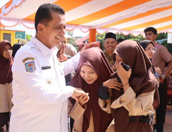 Gubernur Ansar Ahmad saat hadir di SMAN 4 Tanjungpinang dalam acara silaturahmi dan memberikan motivasi. (Foto : dwi susilo - batamtv.com)