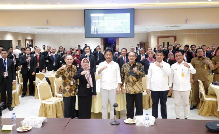 Walikota Batam HM Rudi bersama 80 peserta Pelatihan Kepemimpinan Administrator Angkatan IV dan V Tahun 2023 Pemerintah Provinsi Jawa Timur  di Aula Engku Hamidah Kantor Wali Kota Batam, Selasa (16/5/2023). (Foto : abyaqsa ramadan - batamtv.com)