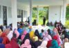 read news – 256 Anggota UMKM Ikuti Sosialisasi dan Edukasi Sertifikasi Halal Gratis Kegiatan Sosialisasi dan Edukasi SEHATI (Sertifikasi Halal Gratis) UMKM (Usaha Mikro Kecil Menengah). Acara dipusatkan di Gedung MCC (Mangsang Creatif Center) Puri Agung 4 Mangsang, Kec Sei Beduk Batam, Sabtu (29/4/2023). (Foto : abyaqsa ramadan - batamtv.com)