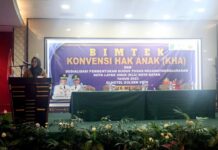 read news – Pelatihan Konvensi Hak Anak Digelar untuk Gugus Tugas KLA Kota Batam Kepala Dinas Pemberdayaan Perempuan, Perlindungan Anak, Pengendalian Penduduk, dan Keluarga Berencana (DP3AP2KB) Kota Batam, Novi Harmadyastuti, S.Sos saat membuka acara bimbingan teknis (Bimtek) terkait Konvensi Hak Anak (KHA) . (Foto : muhammad amin - batamtv.com)