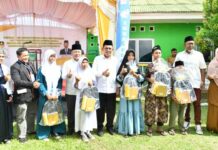 read news – 750 Anak Panti Asuhan Dapat Bantuan dari Gubernur Ansar Ahmad Dinas Sosial Pemerintah Provinsi Kepulauan Riau, diserahkan kepada anak anak panti asuhan di Kota Batam oleh Gubernur Kepri , Ansar Ahmad Senin (22/5/2023). (Foto : muhammad amin - batamtv.com)