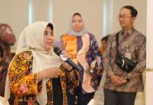 read news – Sosialisasi Peningkatan Partisipasi Perempuan di Bidang Politik, Sosial dan Ekonomi Digelar di Tanjungpinang Walikota Tanjungpinang, Rahma saat menghadiari Sosialisasi peningkatan pertisipasi perempuan di Bidang Politik, Sosial dan Ekonomi. Peserta dalam kegiatan sosialisasi ini terdiri dari 100 orang. (Foto : dwi susilo - batamtv.com)