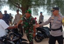 read news – Polisi dan TNI di Kecamatan Moro Gelar Silaturahmi Kapolsek Moro AKP. Rizal Rahim, S.H (kanan) dan sebanyak 7 orang personil Polsek Moro bersama babinsa kecamatan moro, babinkamtibmas, serta personil TNI AL moro lakukan giat sinergitas TNI-Polri jaga keamanan dan ketertiban masyarakat. (Foto : abdi perdana - batamtv.com )
