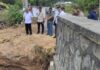 read news – Jembatan Rusak di Kundur Segera Diperbaiki Pemkab Karimun Bupati Karimun, Aunur Rafiq (kemeja putih ) saat melihat langsung ke lokasi jembatan rusak. (Foto : abdi perdana - batamtv.com)