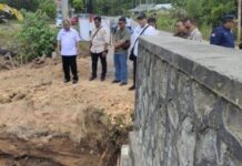 read news – Jembatan Rusak di Kundur Segera Diperbaiki Pemkab Karimun Bupati Karimun, Aunur Rafiq (kemeja putih ) saat melihat langsung ke lokasi jembatan rusak. (Foto : abdi perdana - batamtv.com)