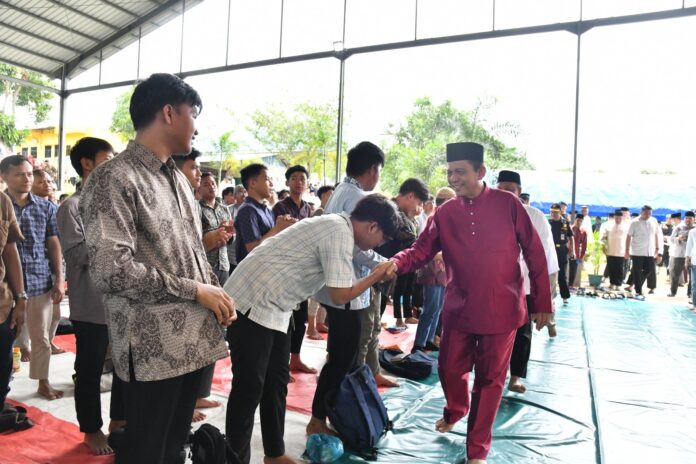 Gubernur Kepri, Ansar Ahmad  menghadiri acara halal bihalal bersama LDII Kepri yang dipusatkan di masjid  Yayasan  Pondok Pesantren Abdul Dhohir Komplek Patam Asri Sekupang Kota Batam, (Foto : abyaqsa ramadan - batamtv.com)