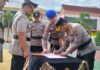 read news – Sertijab Kapolsek dan Kasat Baru Digelar di Tanjungpinang Kapolresta Tanjungpinang Kombes Pol H.Ompusunggu (kanan) menandatangani naskah aertijab Kapolsek . (Foto : dwi susilo - batamtv.com)