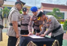 read news – Sertijab Kapolsek dan Kasat Baru Digelar di Tanjungpinang Kapolresta Tanjungpinang Kombes Pol H.Ompusunggu (kanan) menandatangani naskah aertijab Kapolsek . (Foto : dwi susilo - batamtv.com)