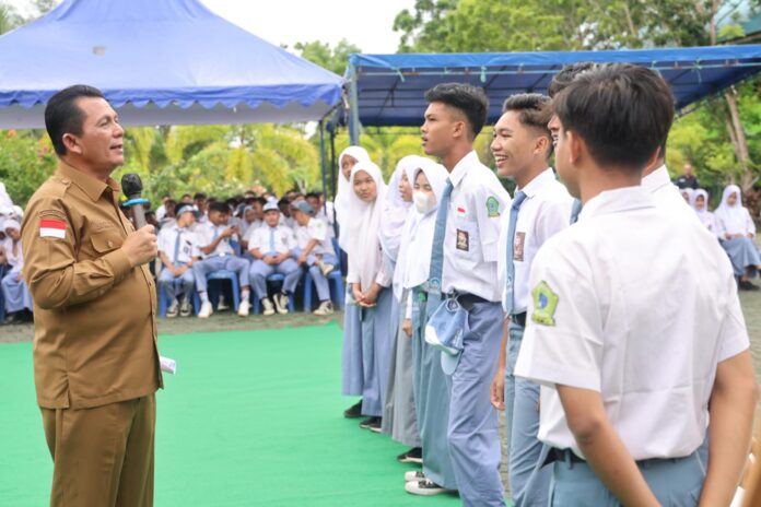Gubernur Kepri H. Ansar Ahmad memberikan motivasi kepada para siswa dan siswi saat melakukan Kunjungan ke SMAN 1 Kijang yang disejalankan Silaturahmi bersama insan pendidikan Kabupaten Bintan beserta peserta didik SMAN 1 Kijang, Bintan, Senin (08/05). (Foto : dwi susilo - batamtv.com)