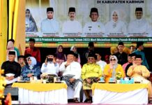 read news – STQH Kepri di Karimun Diawali Pawai Taaruf dan Kendaraan Hias Gubernur Kepri, Ansar Ahmad (paling kanan) saat Pawai Ta’aruf dan Kereta Hias sempena STQH Tingkat Provinsi Kepulauan Riau ke-X dilangsungkan di Tugu Kabupaten Karimun, Selasa (9/5/2023) (Foto : abdi perdana - batamtv.com)