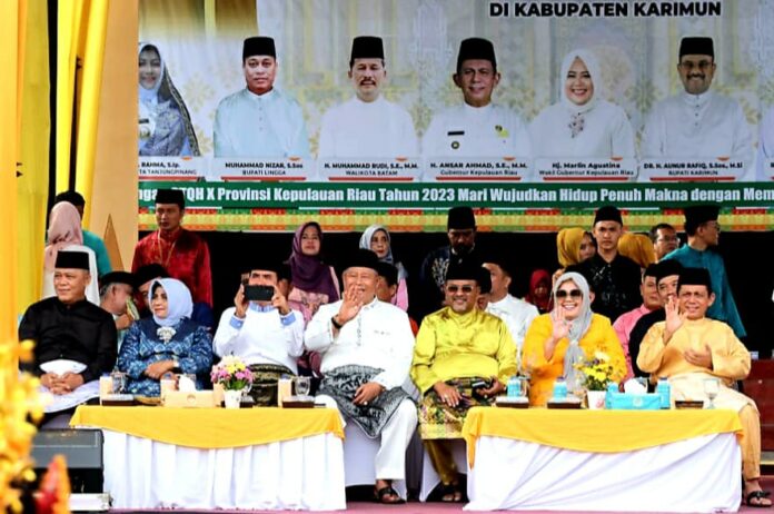 Gubernur Kepri, Ansar Ahmad (paling kanan) saat Pawai Ta’aruf dan Kereta Hias sempena STQH Tingkat Provinsi Kepulauan Riau ke-X dilangsungkan di  Tugu Kabupaten Karimun, Selasa (9/5/2023) (Foto : abdi perdana - batamtv.com)