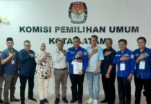 read news – DPC Partai Demokrat Kota Batam Daftarkan 50 Bacaleg Ketua DPC Demokrat Kota Batam M Al Ichsan (tengah bawa map) saat mendaftarkan 50 bacaleg di KPU Kota Batam. (Foto : muhammad amin- batamtv,com)