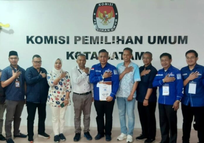 Ketua DPC Demokrat Kota Batam M Al Ichsan (tengah bawa map) saat mendaftarkan 50 bacaleg di KPU Kota Batam. (Foto : muhammad amin- batamtv,com)
