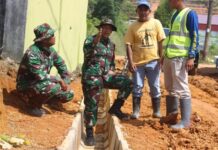 read news – Dansatgas TMMD ke 116 Tinjau Pengerjaan di Kavling Seraya Komandan Satuan Tugas (Dansatgas) TNI Manunggal Membangun Desa (TMMD) ke-116 Tahun 2023 Kota Batam Letkol Inf Galih Bramantyo, SE, MSi (berdiri di parit) melakukan peninjauan di Kavlin Seraya, Nongsa Kota Batam didampingi Pasiter Kodim 0316/Batam, Lettu Inf Sahrudi dan Pasintel Kodim 0316/Batam, Kapten Inf Harry Siregar. (Foto : abyaqsa ramadan - batamtv.com)