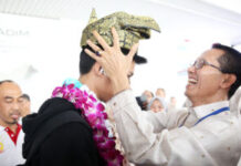 read news – Amsakar Achmad Sambut Ramadhan Sananta dan Septiadi Ardiansyah di Hang Nadim Wakil Walikota Batam memasangkan tanjak ke Pemain Timnas U-22 Sea Games Muhammad Ramadhan Sananta yang merupakan atlet kelahiran Lingga. (Foto : muhammad amin - batamtv.com)