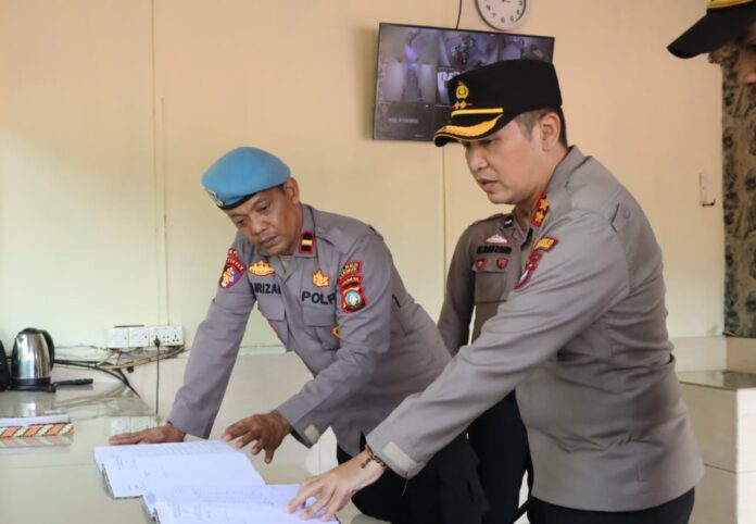 Pengecekan dilakukan di ruang Sentra Pelayanan Kepolisian Terpadu (SPKT) di Polres Karimun, (22/05/2023) pukul 10.00 wib oleh Kepala Polres Karimun, AKBP Ryky Widya Muharam. (Foto : abdi perdana - batamtv.com)