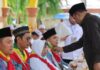 read news – 145 Calon Jemaah Haji asal Karimun Dilepas Aunur Rafiq Bupati Karimun, Aunur Rafiq (berdiri) saat melakukan upacara adat tepuk tepung tawar terhadap JCH asal Karimun. (Foto : abdi perdana - batamtv.com)