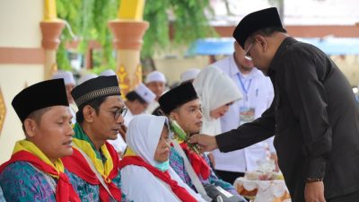 (Foto : abdi perdana - batamtv.com) Bupati Karimun, Aunur Rafiq (berdiri) saat melakukan upacara adat tepuk tepung tawar terhadap JCH asal Karimun. (Foto : abdi perdana - batamtv.com)