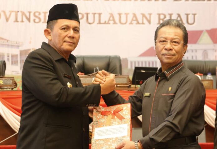 Penyerahan Rekomendasi DPRD Provinsi Kepri terhadap LKPj Gubernur  dipimpin langsung oleh Ketua DPRD Kepri Jumaga Nadeak (kanan) (Foto : dwi susilo - batamtv.com)