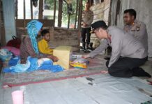 read news – Kapolres Sampaikan Bantuan untuk Nenek Masita Kapolres Karimun AKBP Ryky W. Muharam S.H., S.I.K (kanan) saat silaturahmi menyambangi warganya Masita (81 Tahun) di RT 01 RW 02, Kelurahan Darussalam Kecamatan Meral Barat, Kabupaten Karimun. Jumat Berkah. Jum’at (26/05/2023). (Foto : abdi perdana - batamtv.com)