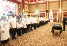 read news – Pengurusan ICMI dan IKA UNRI Tanjungpinang Bintan Diresmikan Gubernur Kepri Ansar Ahmad (kanan) saat melakukan pengukuhan pengurus Ikatan Cendekiawan Muslim Indonesia (ICMI) dan Ikatan Keluarga Alumni Universitas Negri Riau (IKA UNRI) Tanjungpinang dan Bintan digelar di Aula Wan Seri Beni Dompak, Sabtu (27/5). (Foto : dwi susilo - batamtv.com)