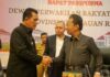 read news – Jawaban Pemerintah terhadap Pemandangan Umum Fraksi terhadap Ranperda LPP APBD 2022 Gubernur Kepulauan Riau H. Ansar Ahmad usai menyampaikan jawaban pemerintah terhadap pemandangan umum fraksi fraksi di DPRD Propinsi Kepri , Senin (29/5) bersalaman dengan Ketua DPRD Propinsi Kepri Jumaga Nadeak. (Foto : dwi susilo - batamtv.com )