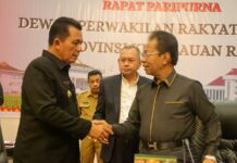read news – Jawaban Pemerintah terhadap Pemandangan Umum Fraksi terhadap Ranperda LPP APBD 2022 Gubernur Kepulauan Riau H. Ansar Ahmad usai menyampaikan jawaban pemerintah terhadap pemandangan umum fraksi fraksi di DPRD Propinsi Kepri , Senin (29/5) bersalaman dengan Ketua DPRD Propinsi Kepri Jumaga Nadeak. (Foto : dwi susilo - batamtv.com )