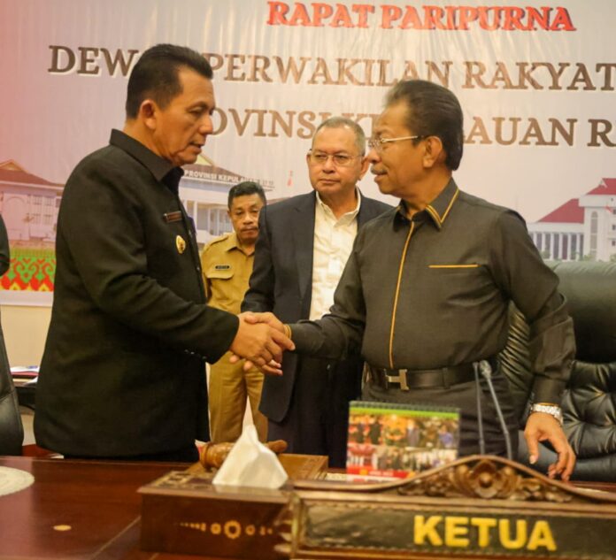   Gubernur Kepulauan Riau H. Ansar Ahmad usai menyampaikan jawaban pemerintah terhadap pemandangan umum fraksi fraksi di DPRD Propinsi Kepri , Senin (29/5) bersalaman dengan Ketua DPRD Propinsi Kepri Jumaga Nadeak. (Foto : dwi susilo - batamtv.com )