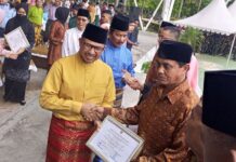 read news – Ketua DPRD Batam Ikuti Upacara Hardiknas Ketua DPRD Batam, Nuryanto meyerahkan penghargaan kepada tokoh pendidikan di Batam. (Foto : abyaqsa ramadan - batamtv.com)