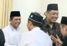 read news – Gubernur Ansar Ahmad Ikuti Halal bi Halal di Kavling Lama Sagulung Hadir Gubernur Kepulauan Riau H. Ansar Ahmad ikuti Halal bihalal ini dilaksanakan oleh pengurus dan jemaah mesjid Al-Hijrah di Kavling Lama Permai Kelurahan Sei Lekop Kecamatan Sagulung, Kota Batam. (Foto : abyaqsa ramadan -batamtv.com)