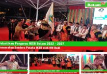 streaming news – Serahkan Pataka IKSB ke AKBP (Purn) HM Maryon, Kepala BP Batam HM Rudi Ajak “Rang Minang” di Batam Majukan Batam