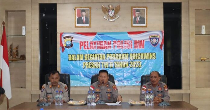Wakapolres Bintan, Kompol M. Tahang (tengah) didampingi Kasat Binmas Polres Bintan AKP Samianto (kiri)saat memberikan pelatihan selaku Polisi RW di Aula Satsamapta Polres Bintan, Selasa (23/5/2023). (Foto : dwi susilo - batamtv.com)